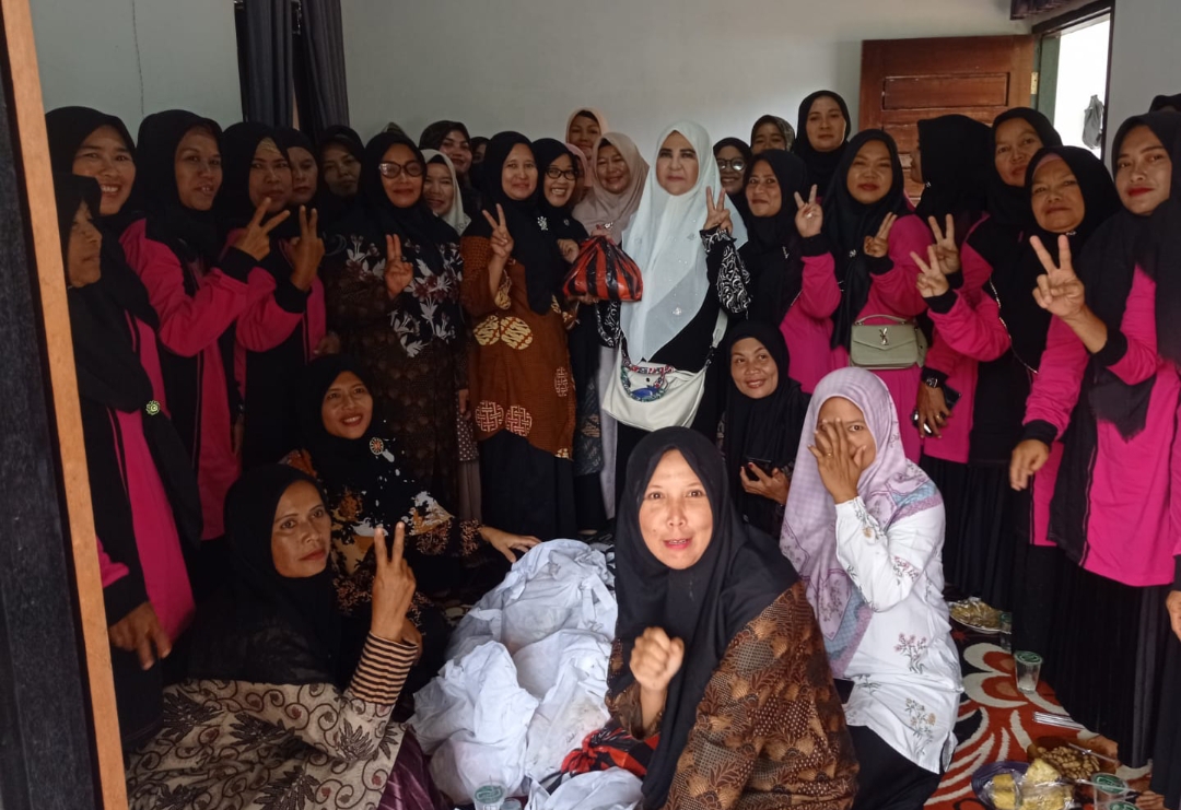 Anggota DPR RI dari daerah pemilihan Sumatera Barat II, Nevi Zuairina bertemu KWT saat kunjungan kerja ke wilayah Pasaman Barat.(Foto: Tim NZ)