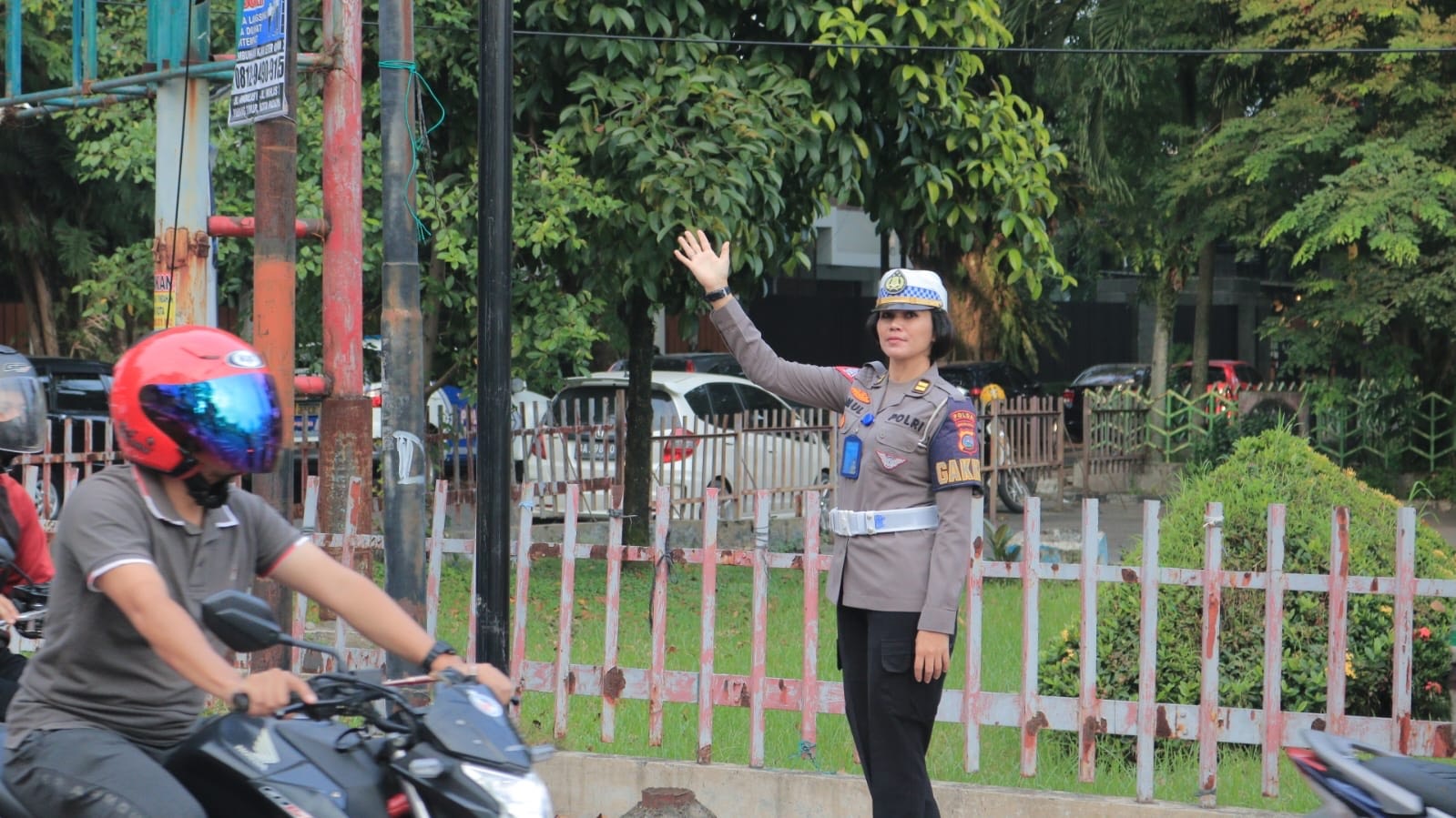 Sejumah Polwan Polda Sumbar mengatur lalu lintas di Jalan Khatib Sulaiman.