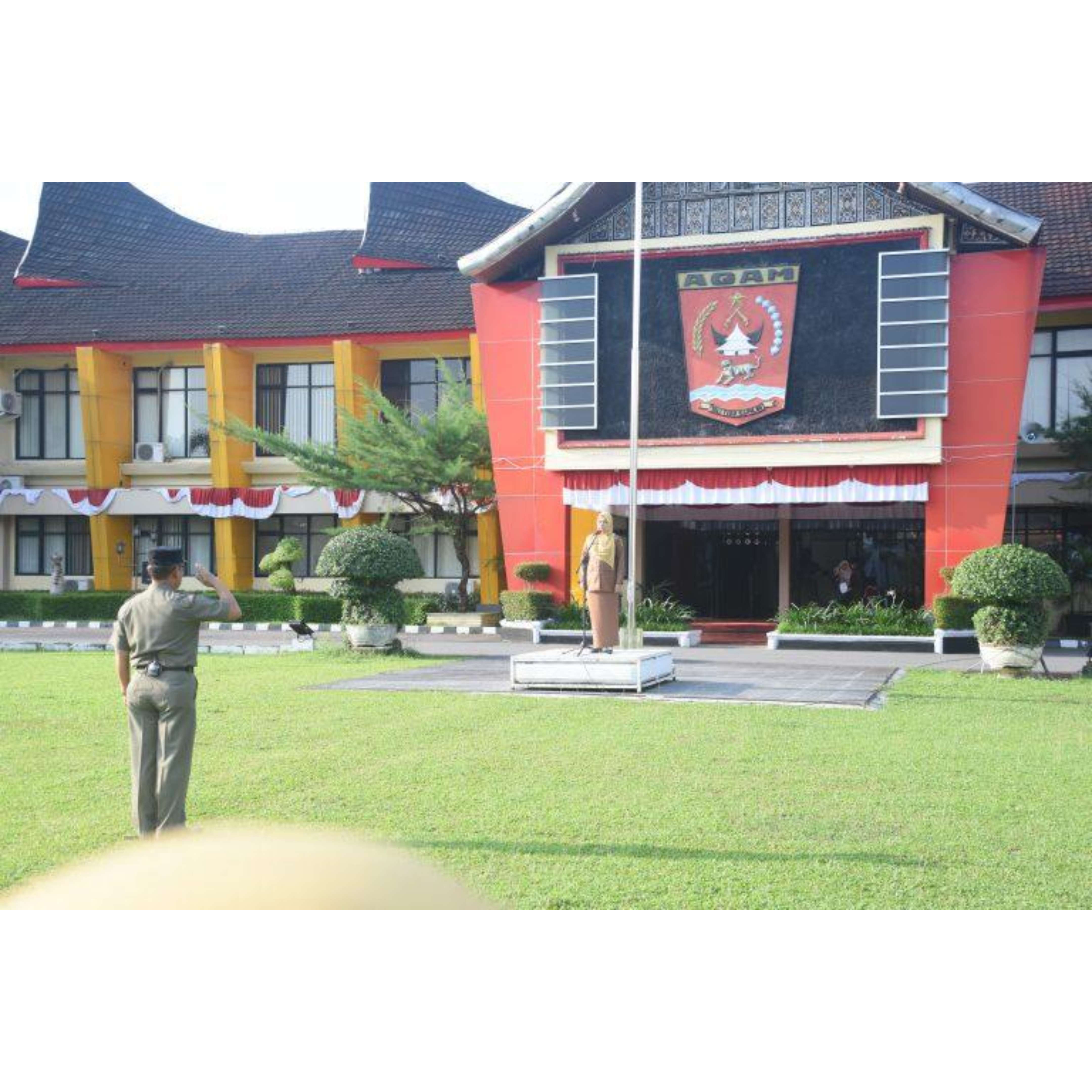 REKRUTMEN PEGAWAI: Kepala BKPSDM Agam, Rahmi Artati saat memimpin apel gabungan pegawai di lapangan Kantor Bupati Agam di Lubukbasung, Senin (2/9). (PEMKAB AGAM FOR PADEK)