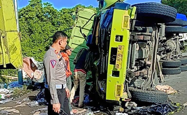 Tabrakan beruntun yang melibatkan 4 unit truk di Sitinjau Lauik, Kota Padang.