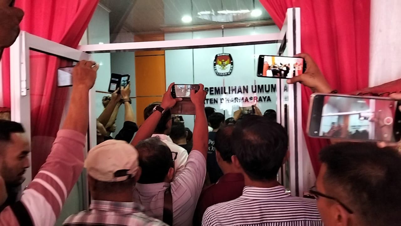 DIPICU KETIDAKPUASAN: Massa pendukung Adi Gunawan-Romi Siska Putra merangsek ke dalam Kantor Komisi Pemilihan Umum Dharmasraya, kemarin. (ZULFIA ANITA/PADEK)