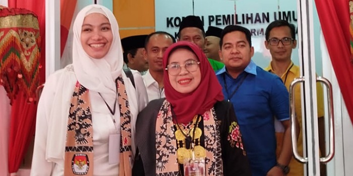Bapaslon Bupati Dharmasraya, Annisa dan Leli Arni saat mendaftar ke KPU, beberapa waktu lalu.