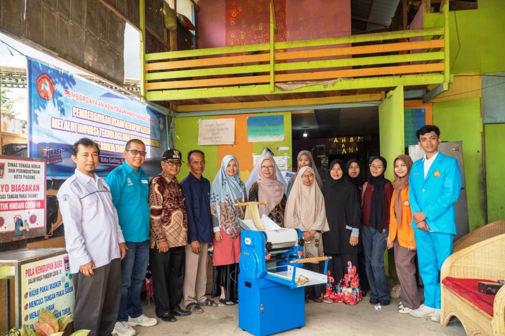PADEK.JAWAPOS.COM-Dalam upaya mendukung pengembangan Usaha Mikro, Kecil dan Menengah (UMKM), tim pengabdian masyarakat Politeknik Negeri Padang  (dok tim)