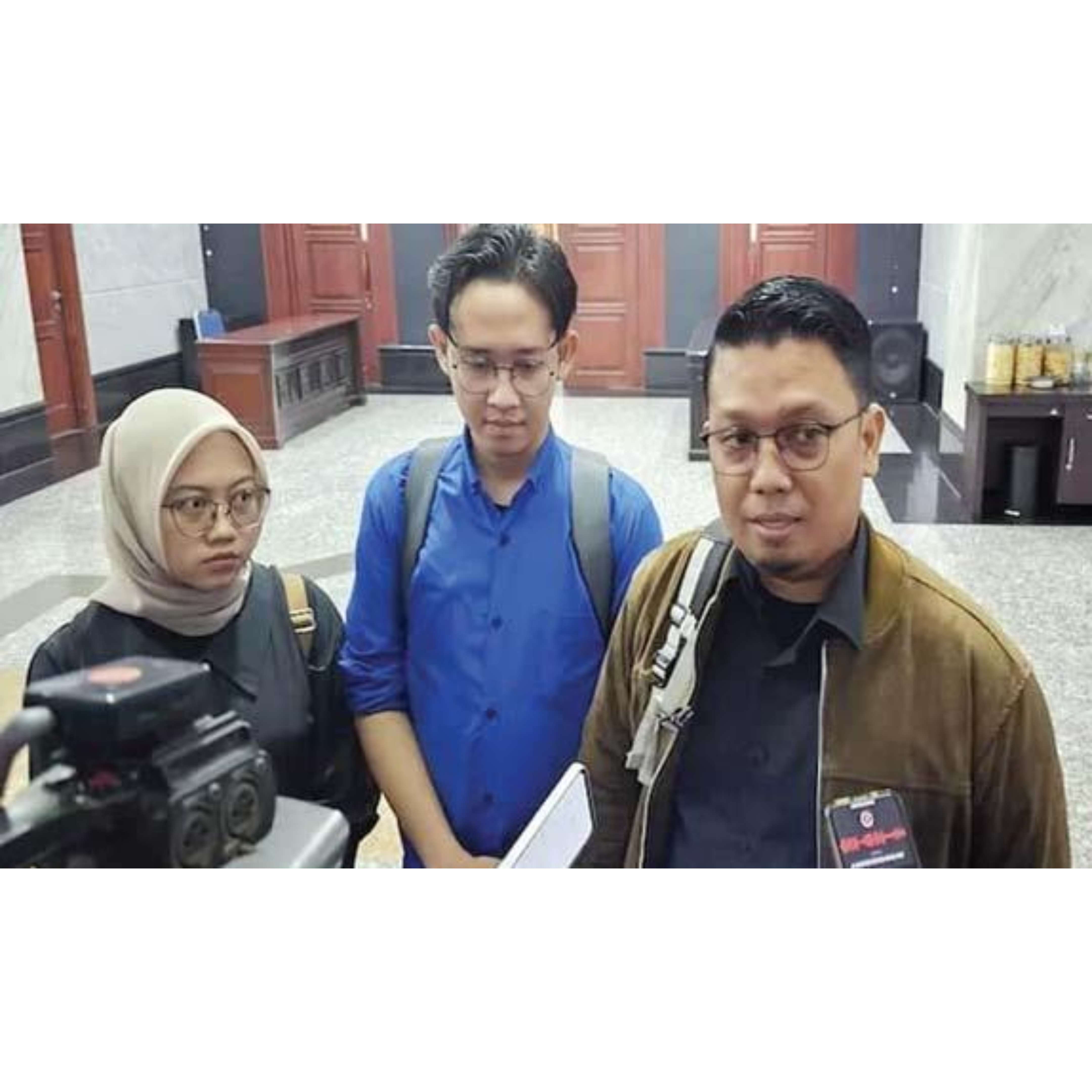 UJI MATERI: Kuasa hukum warga Kendal Harseto, Viktor Santoso Tandiasa mengajukan judicial review (JR) atau uji materi UU Pilkada ke Mahkamah Konstitusi (MK), Selasa (3/9). (MUHAMMAD RIDWAN/JPG)