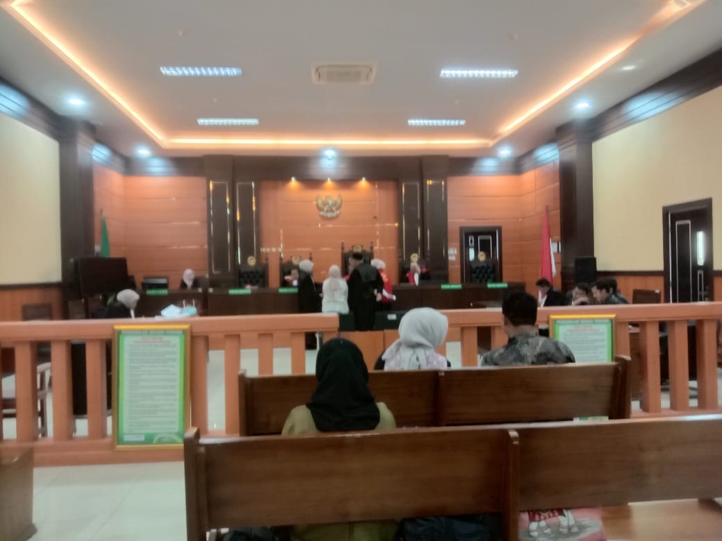 Suasana sidang kasus penggelapan uang yang dilakukan oleh oknum ibu Bhayangkari di Pengadilan Negeri Padang, beberapa waktu lalu.