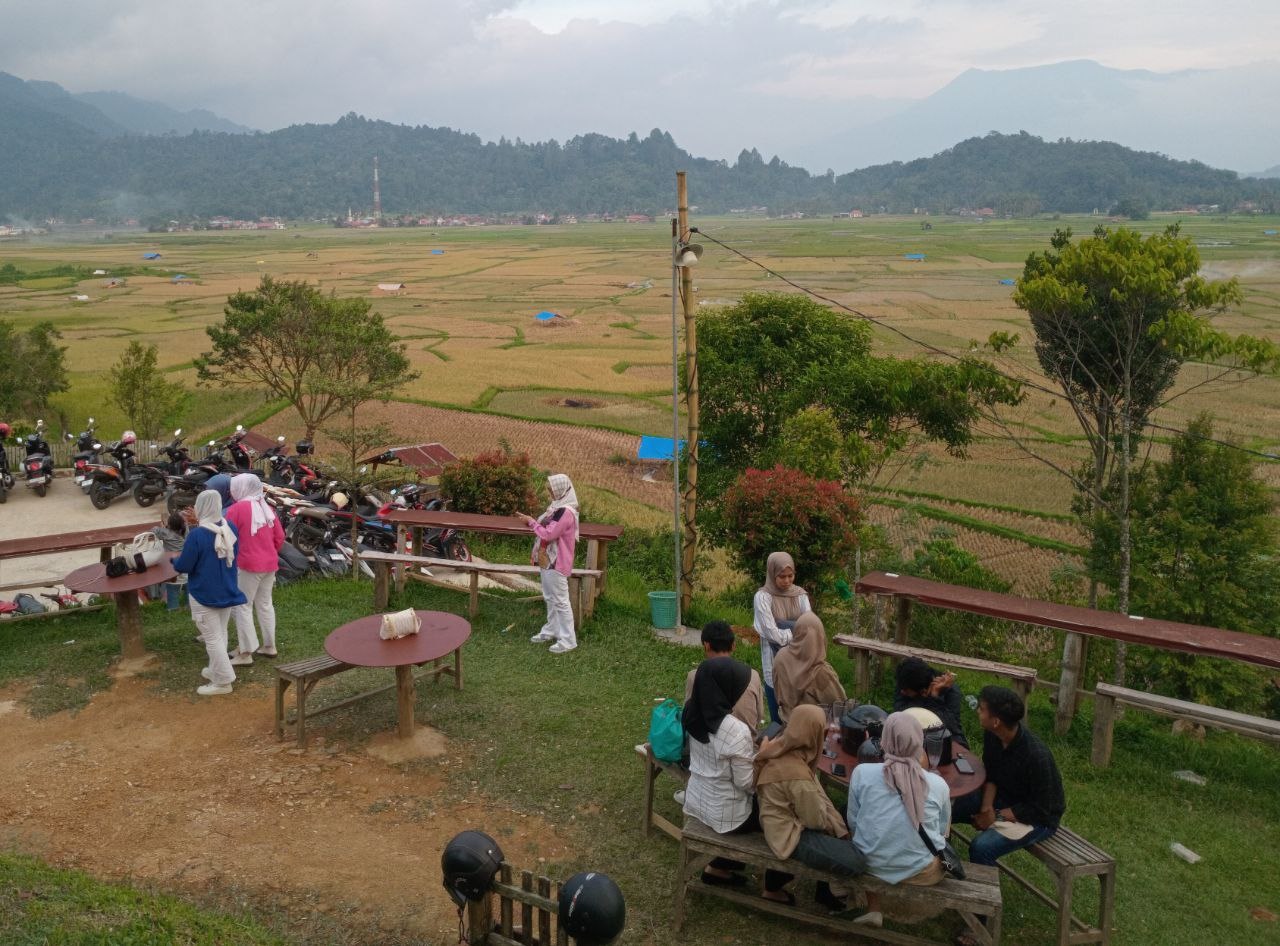 SEJUMLAH pengunjung sedang santai di Panorama Kelok Lengkok.