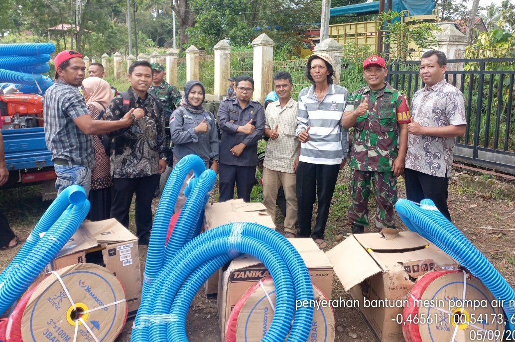 Penyerahan pompa air untuk kelompok tani di Nagari Gurun, Kabupaten Tanahsatar. (Foto: Pemnag Gurun)