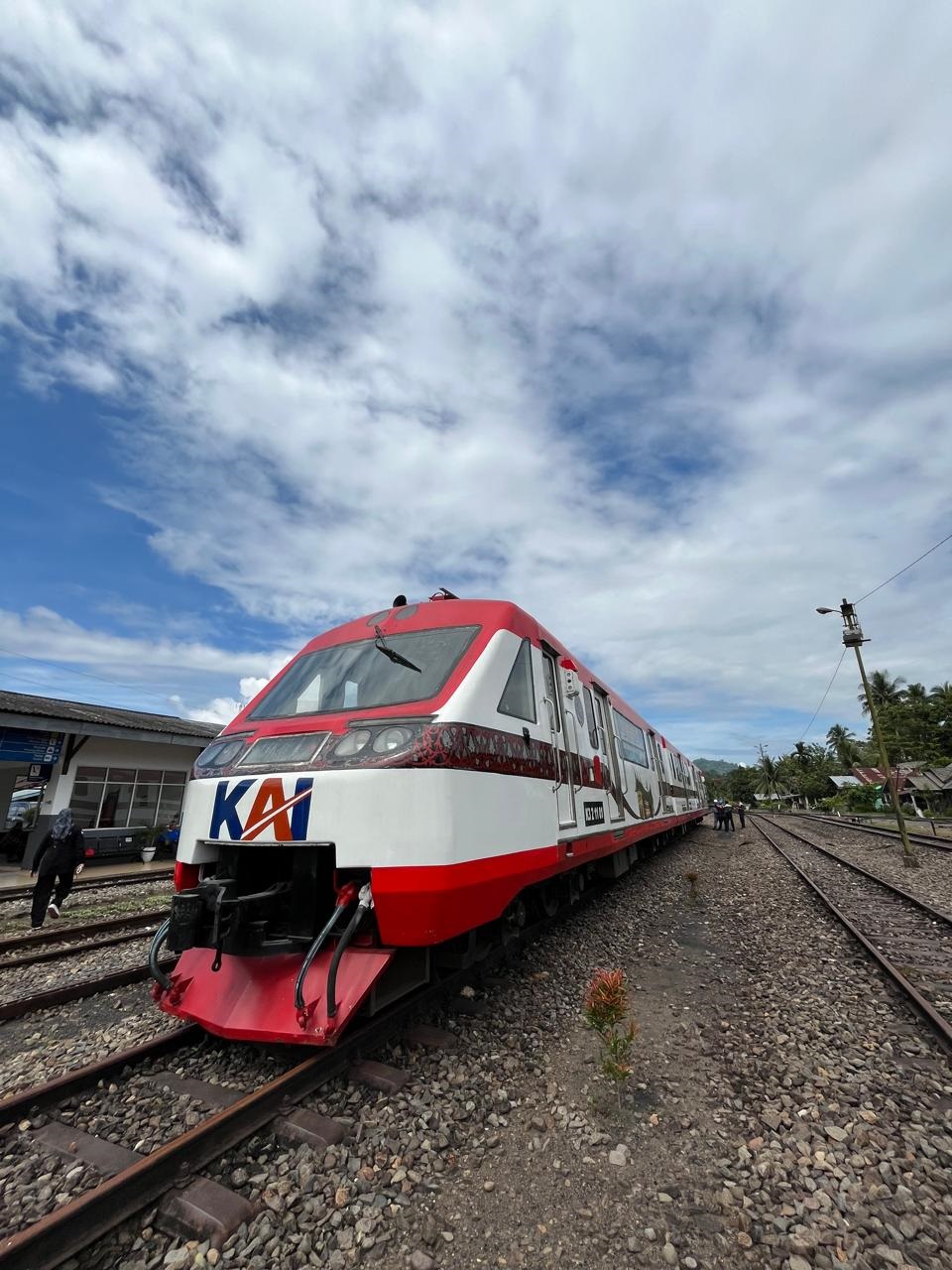 Penampakan Kereta Api (KA) Lembah Anai yang siap menemani masyarakat berpergian dan berwisata di Sumbar.