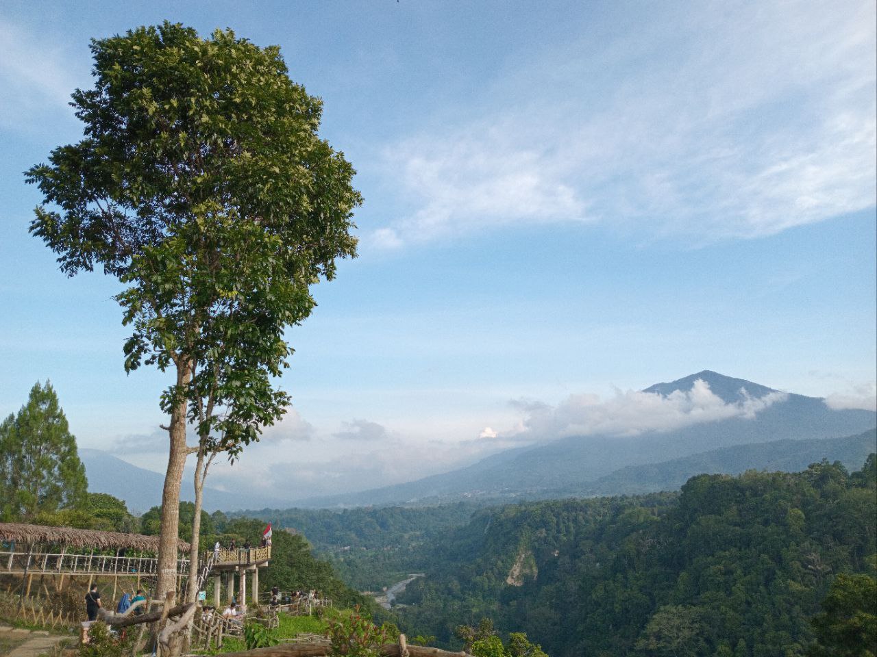 WISATA BARU: Taman Wisata Panorama Baru yang dikembangkan Pemko Bukittinggi sebagai destinasi wisata berbasis masyarakat di Kelurahan Pintukabun, Mandiangin Kotoselayan. (RIAN AFDOL/PADANG EKSPRES)