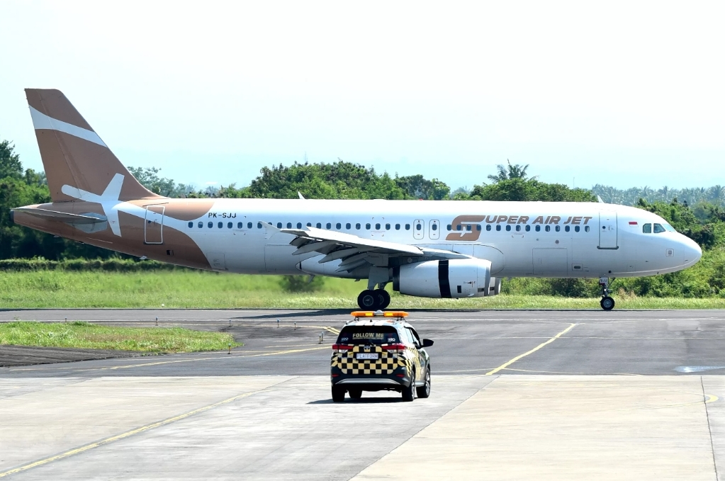Pesawat Super Air Jet. (Foto: Dok. Ramada Kusuma/ Radar Banyuwangi)