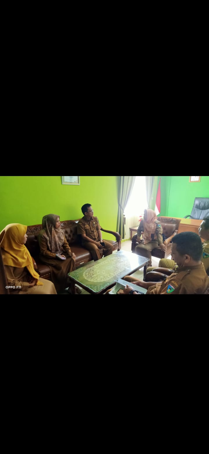 LITERASI: Kepala Dinas Perpustakaan dan Kearsipan Pessel, Radinin bersama staf saat melakukan koordinasi ke salah satu nagari penerima bantuan bahan bacaan bermutu, beberapa waktu lalu. (DOK. PRIBADI)