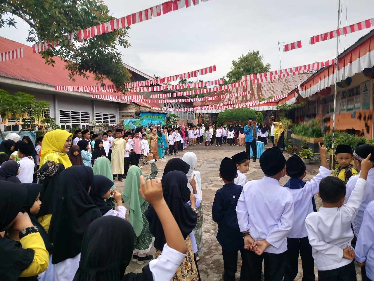TRADISIONAL: Para murid UPT SDN 03 Pasie Laweh terlihat bahagia saat kegiatan Hari Baradaik yang dilaksanakan di sekolah mereka. (TIM LAMAN GURU)