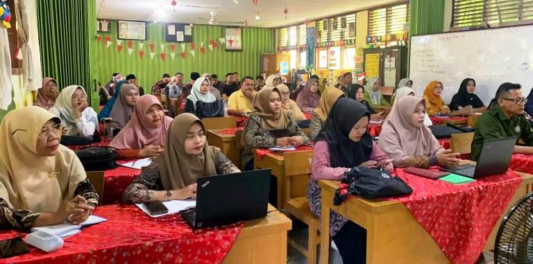 Kegiatan sosialisasi percepatan go digital bagi guru dan kepala sekolah bertempat di SDN 19 Kampung Baru Pariaman, Kamis (5/9).