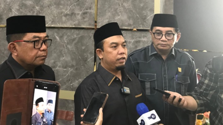 Muharlion diwawancarai wartawai usai resmi ditetapkan sebagai Ketua DPRD Kota Padang Periode 2024-2029.