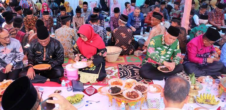 Gubernur Sumbar Mahyeldi makan bersama usai membuka Festival Budaya Marandang Minangkabau 2024 di Nagari Pasia Laweh, Palupuah, Kabupaten Agam, Kamis (5/9/2024).