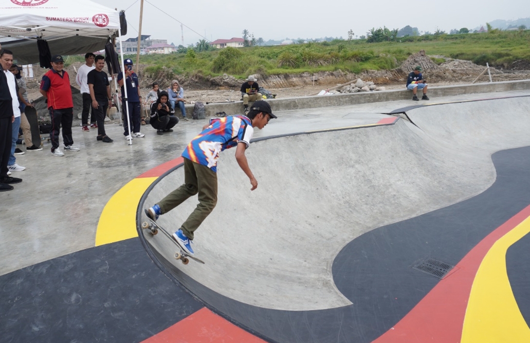 Pembangunan arena skatepark di Pantai Padang salah satunya bertujuan mendukung perkembangan olahraga skateboard sekaligus wadah bermain generasi muda. (Foto: Dok)
