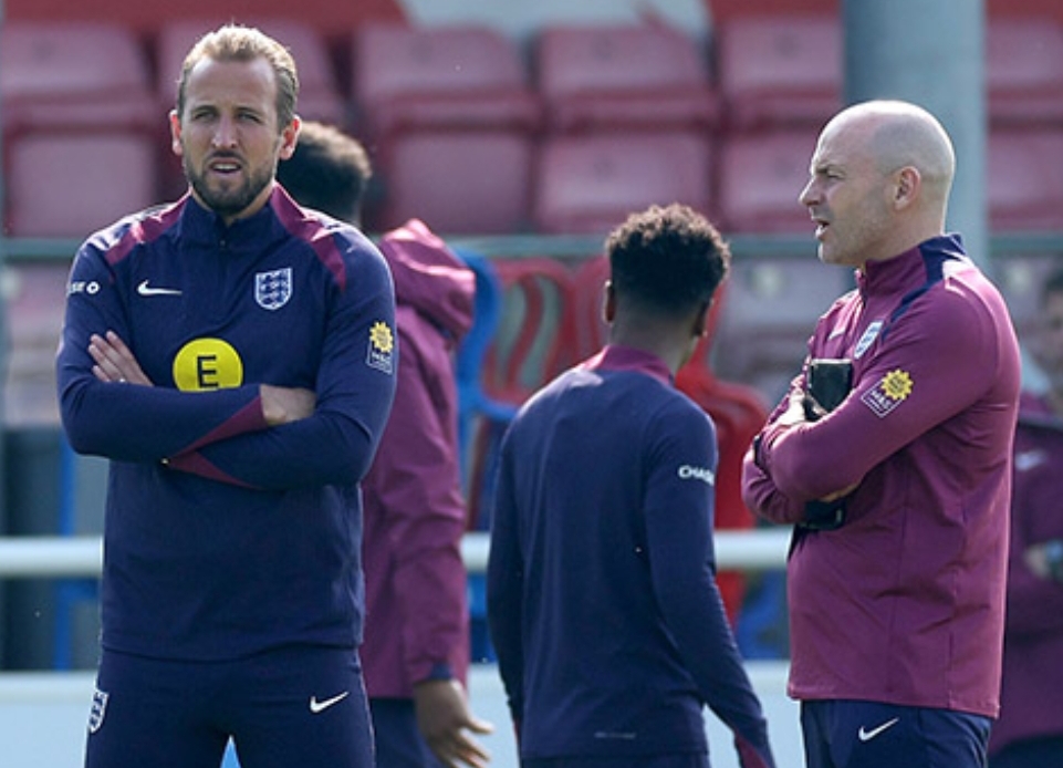 Lee Carsley memimpin latihan timnya menjelang pertandingan Republik Irlandia melawan Inggris di Dublin. (Foto: England Football)