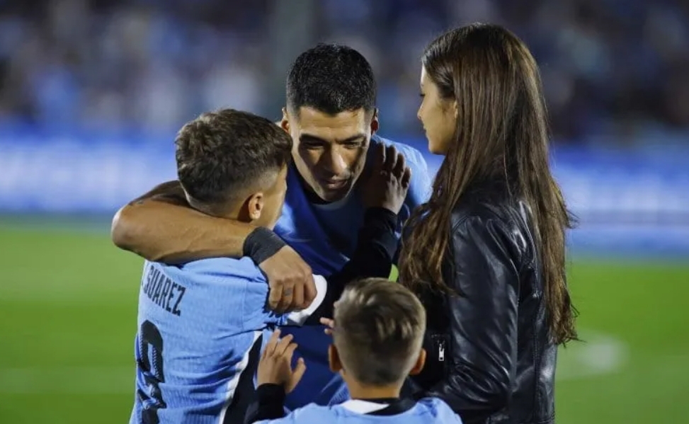 Luis Suarez bersama keluarganya saat mengucapkan selamat tinggal kepada tim nasional Uruguay dalam laga kualifikasi Piala Dunia 2026 melawan Paraguay, yang berakhir imbang 0-0. (Foto: Tyc Sports)