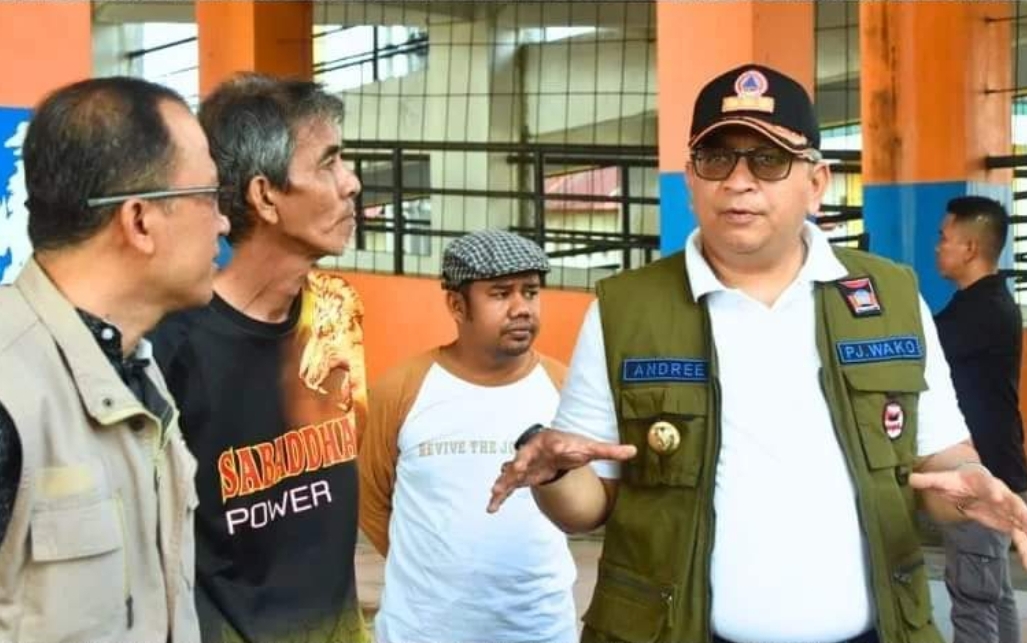 Penjabat Wali Kota Padang, Andree Algamar, menegaskan pentingnya mitigasi bencana saat meninjau Shelter Darussalam di Kelurahan Bungo Pasang, Kecamatan Koto Tangah, Sabtu (7/9/2024). (Foto: Humas)