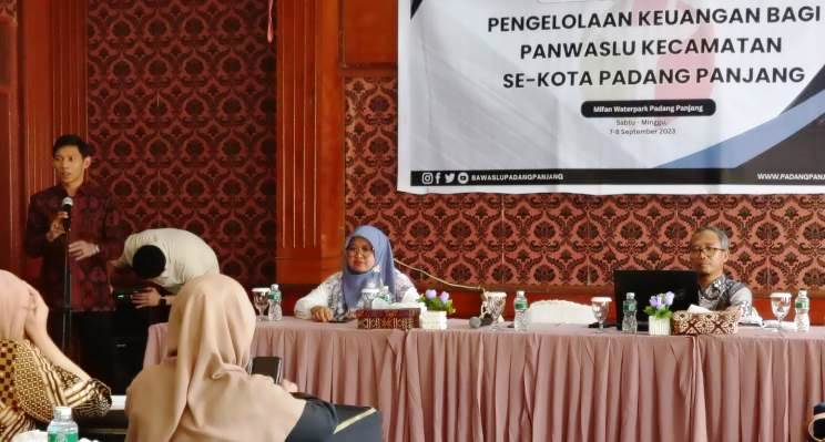 Ketua Bawaslu Hidayatullah Fajri membuka kegiatan Bimtek.