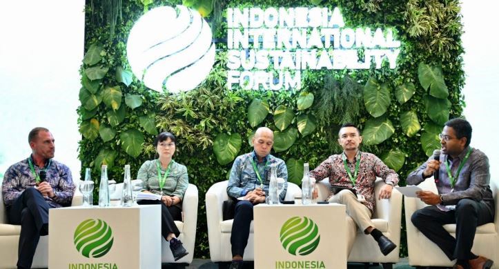 Muhamad Alhaqurahman Isa (kedua dari kanan), dalam Diskusi panel &lsquo;Catalyzing Hydrogen Solutions for a Sustainable World&rsquo; pada IISF 2024.
