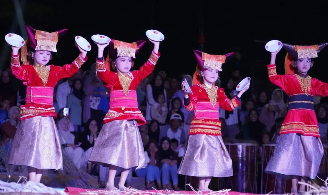 Pertunjukan tari kreasi budaya Minangkabau yang dibawakan oleh Sanggar Baringin Sakato menjadi pusat perhatian di Lapangan Cindua Mato Batusangkar, Sabtu malam (7/9/2024). (Foto: Prokopim)