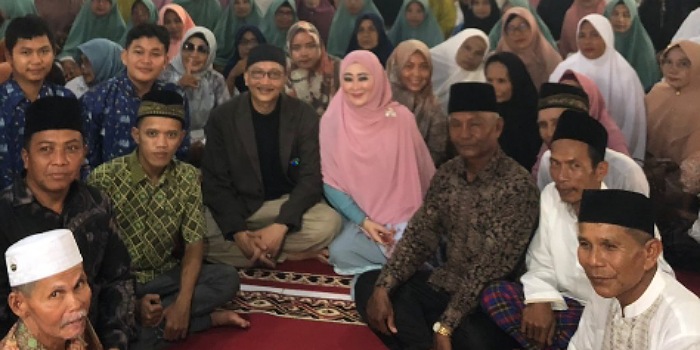 Lisda Hendrajoni bersama suami foto bersama dengan pengurus dan anggota majelis ta