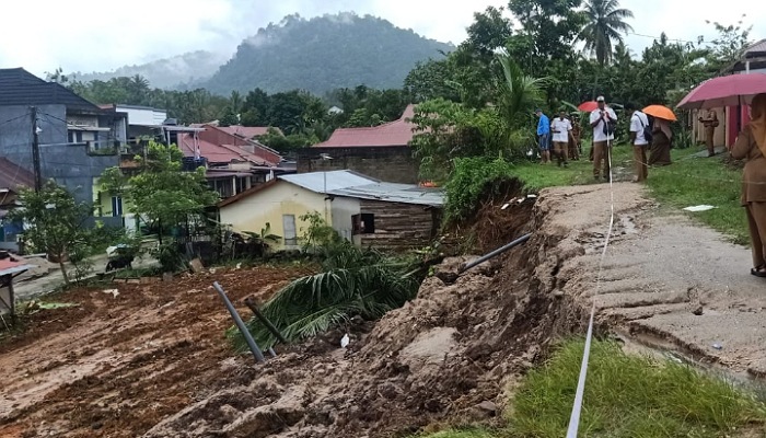 Kondisi terkini jalan amblas akibat tembok pembatas roboh di Kompleks Rindang Alam.