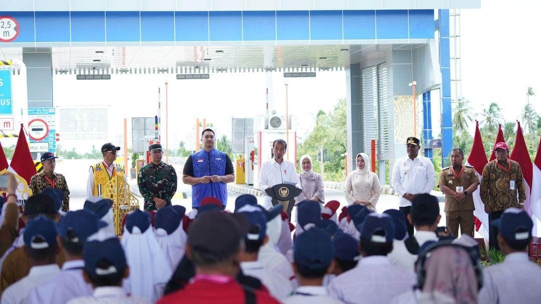 ARAHAN: Presiden Jokowi didampingi istri, Iriana Joko Widodo, meresmikan 4 (empat) seksi Jalan Tol Sigli&ndash;Banda Aceh garapan PT Hutama Karya (Persero), kemarin (9/9). (DOK HK)