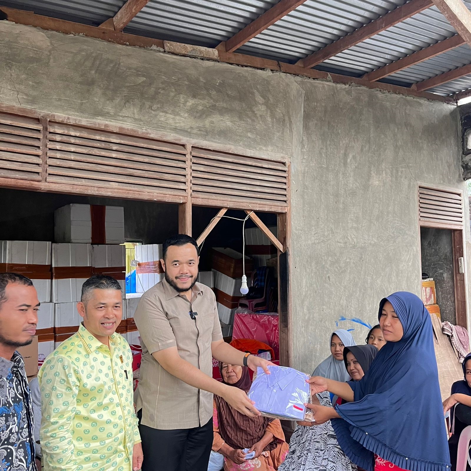 Bakal calon Wali Kota Padang Fadly Amran mengunjungi korban bencana di Kota Padang, baru-baru ini.