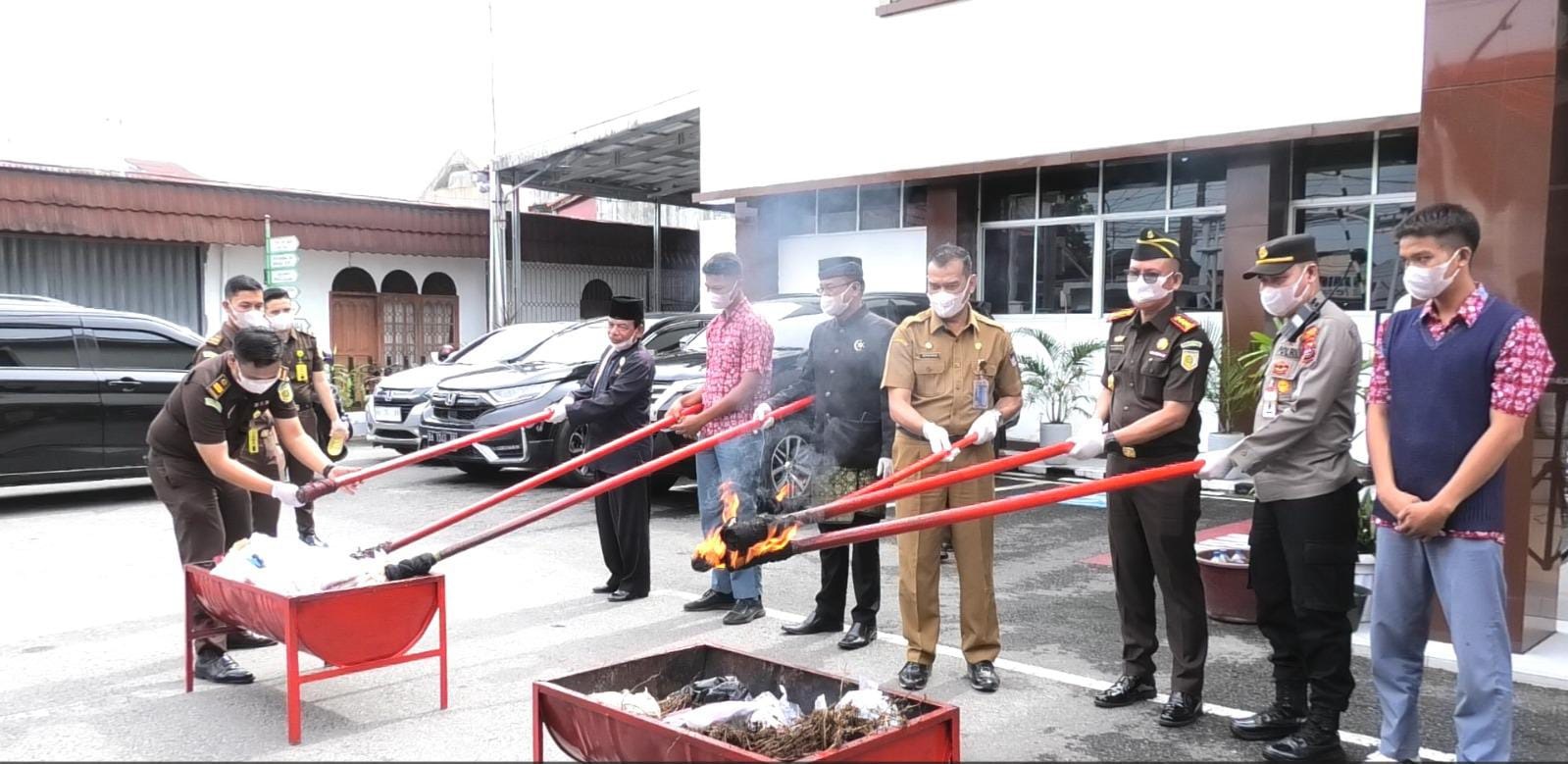 Proses Pemusnahan beberapa barang bukti hasil perkara hukum di depan Kantor Kejari Padang, Jalan Gajah Mada, Selasa (10/9).