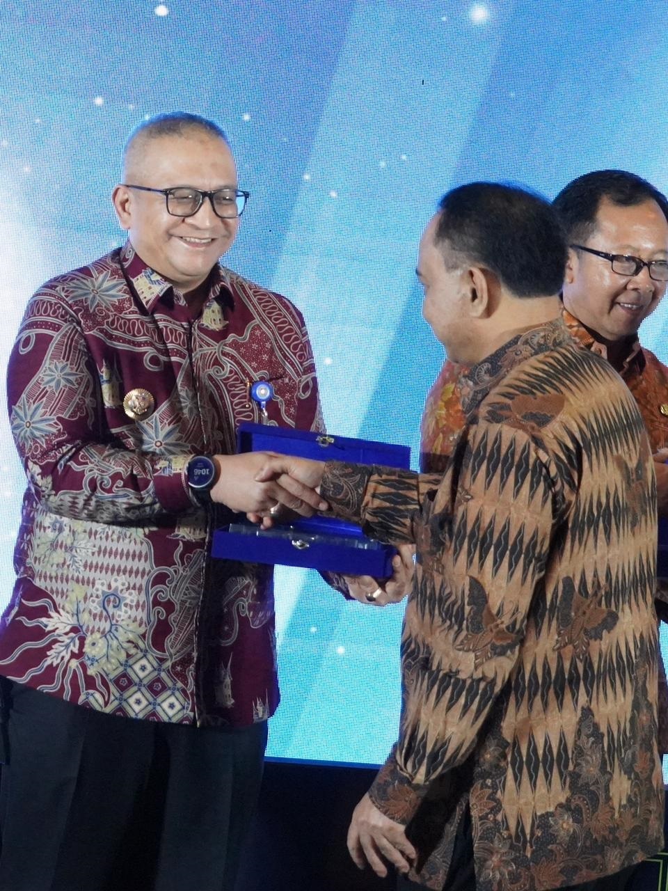 Pj Wako Padang Andree Algamar menerima penghargaan IMDI 2024 kategori sangat tinggi dari Menteri Kominfo RI Budi Arie Setiadi di Jakarta, kemarin.