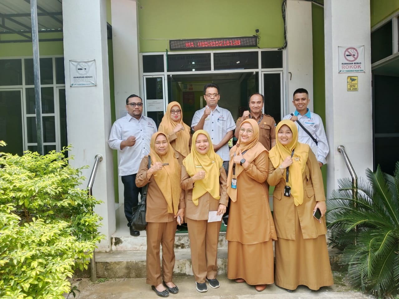 Kepala UPT Puskesmas Pasar Baru Bayang, drg Mike Putri Ardianto, (tengah) foto bersama tim Ombudsman RI saat penilaian. (dok Dinas Kesehatan)