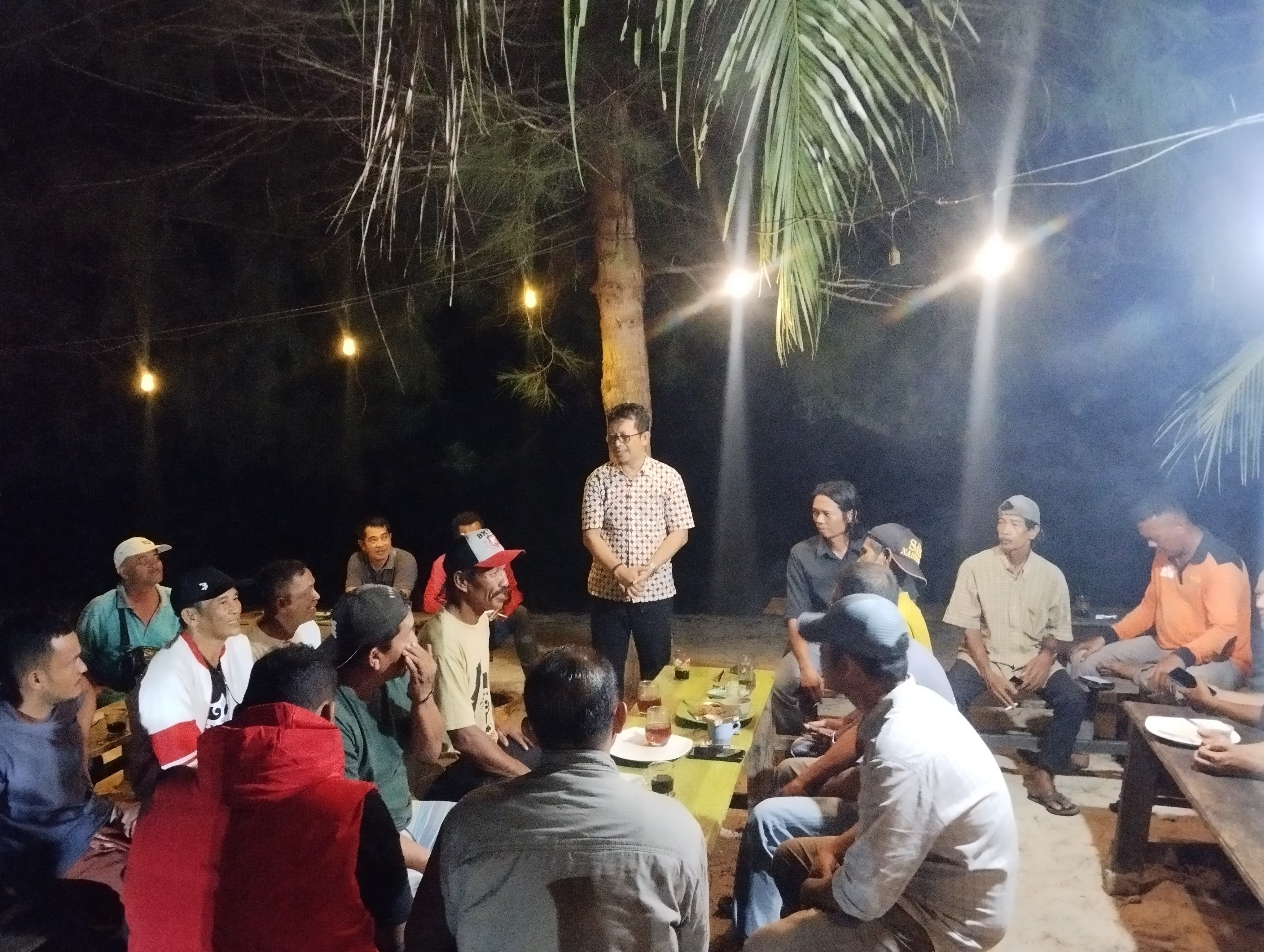 Bapaslon Kada Kepulauan Mentawai RIYO saat bersilaturahmi dengan pemuda di Pantai Jati, Desa Tuapejat, akhir pekan lalu.