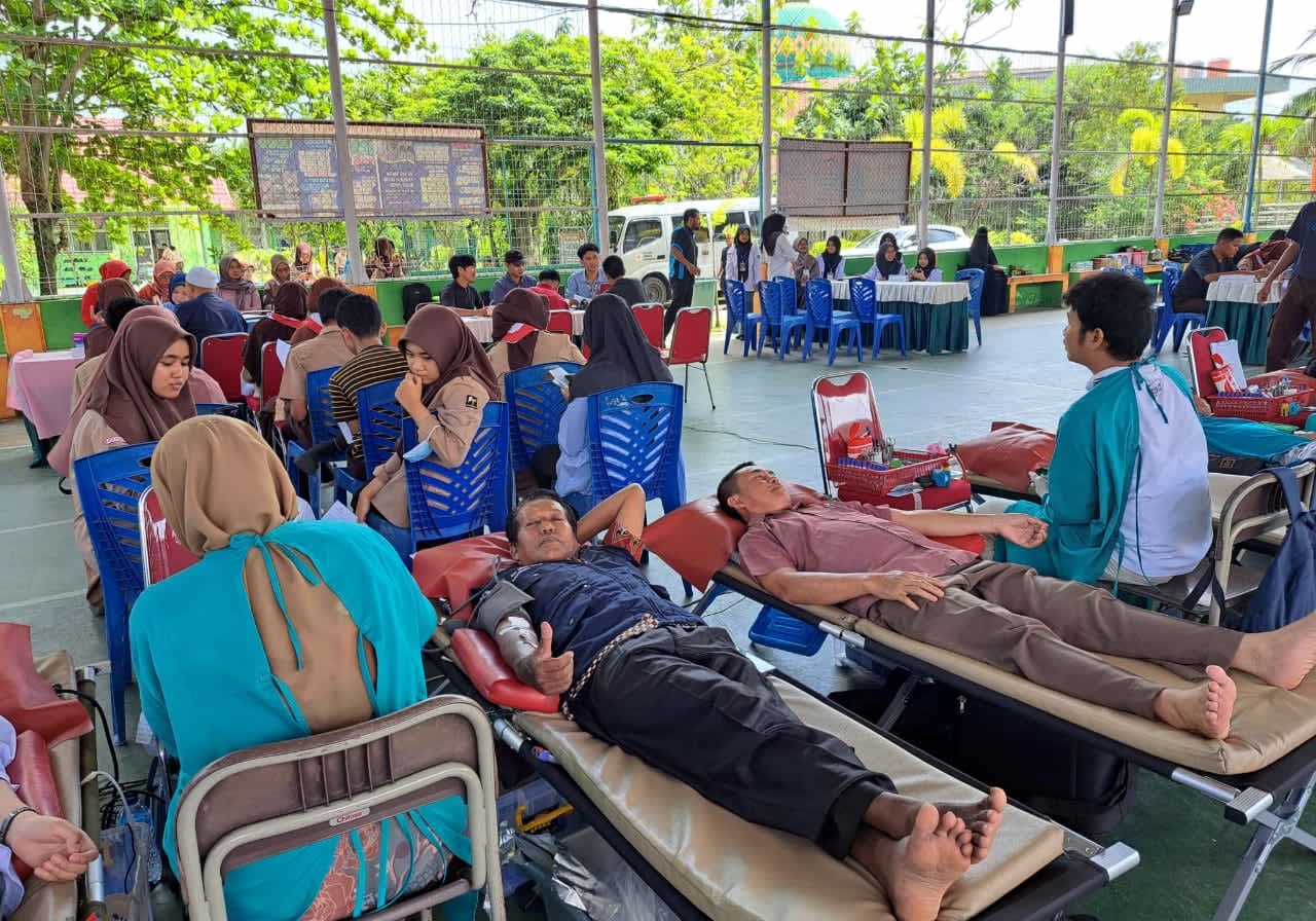 SOSIAL: Peserta donor darah sedang mendonorkan darah mereka pada kegiatan yang digelar PMR MAN 2 Padang. (TIM LAMAN GURU)