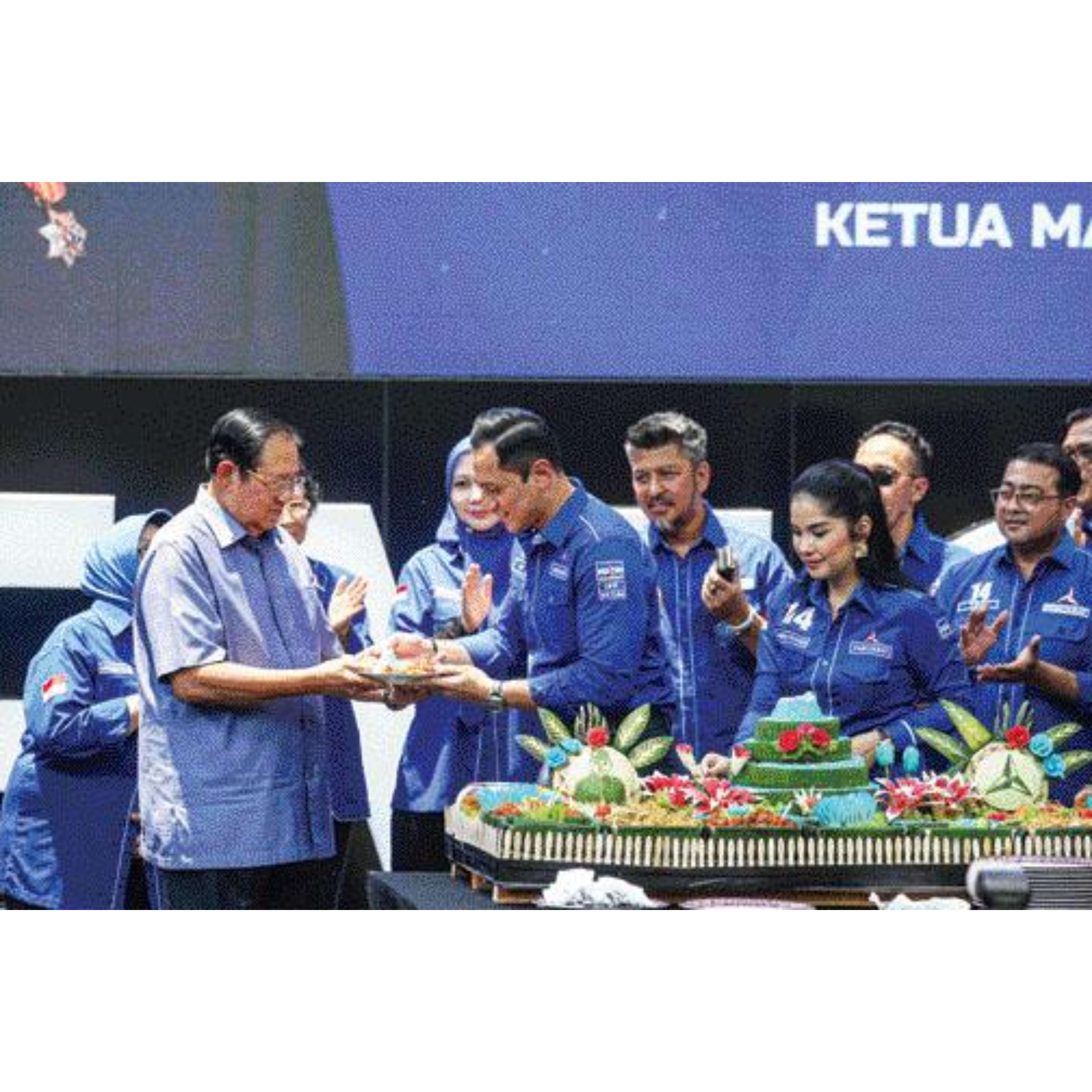 MOMEN BAHAGIA: Ketua Umum Partai Demorat Agus Harimurti Yudhoyono saat perayaan Ulang Tahun ke-23 Partai Demokrat, Senin (9/9). (MIFTAHUL HAYAT/JPG)