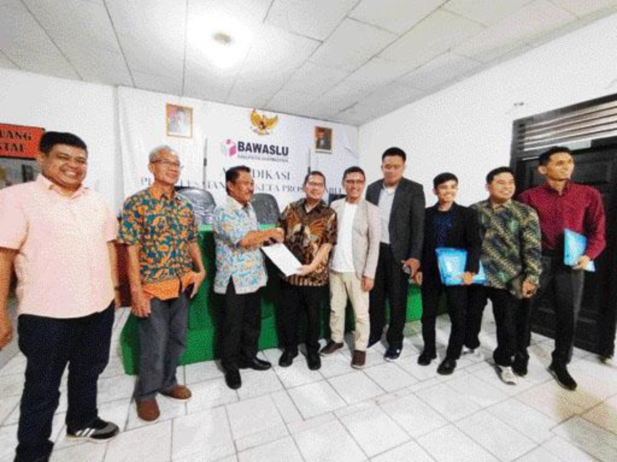 MENGGUGAT: Bapaslon Adi Gunawan didampingi Romi Siska Putra dan Tim Kuasa Hukum menyerahkan berkas permohonan sengketa proses ke Ketua Bawaslu Soebandiyono, kemarin. (ZULFIAANITA/PADEK)