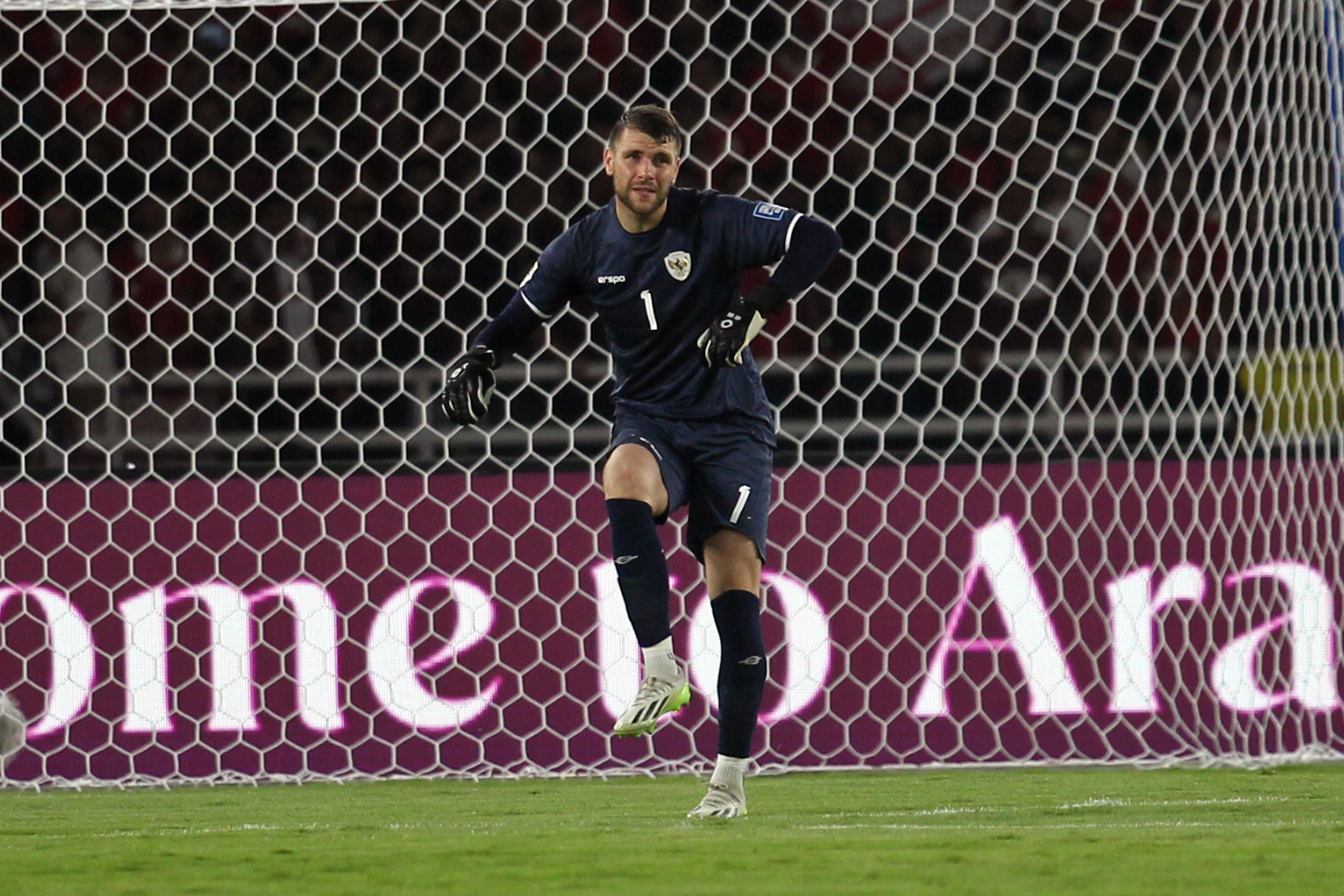 TAMPIL APIK: Kiper timnas Indonesia Marteen Paes saat tampil melawan Australia pada babak kualifikasi Piala Dunia 2026 ronde 3 zona Asia di SUGBK, Selasa (10/9). (HARITSAH ALMUDATSIR/JPG)