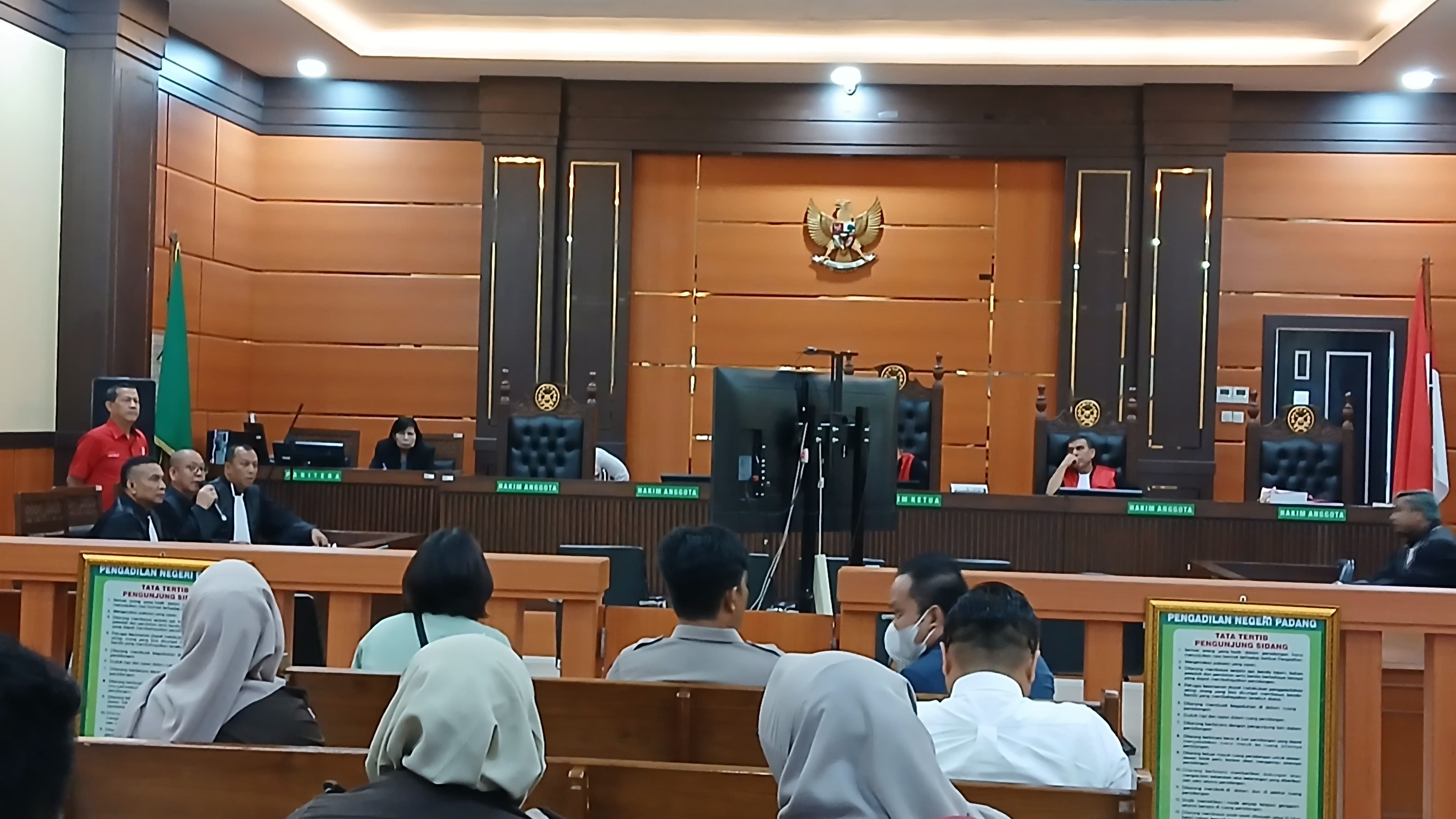 Suasana sidang penuntutan empat terdakwa kasus narkotika yang berlangsung secara daring di PN Padang, Rabu (11/9).