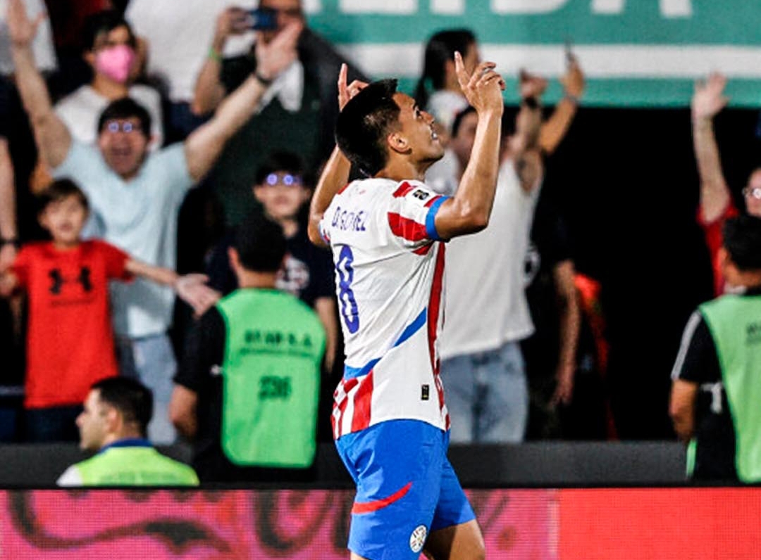 Selebrasi Diego Gomez usai cetak gol spektakuler kemenangan Paraguay melawan Brasil. (Foto: X ESPN Argentina)