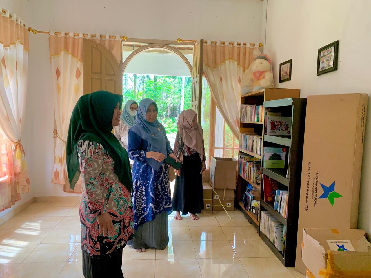 Sekretaris Dinas Perpustakaan dan Kearsipan Pessel, Loli Novita , saat melakukan monitoring ke TBM Cahaya Pengetahuan di Nagari Palangai baru-baru ini. (dok Dinas Perpustakaan dan Kearsipan)