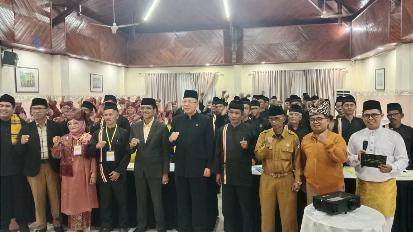 LESTARIKAN BUDAYA: Bupati Limapuluh Kota, Safaruddin saat menghadiri kegiatan adat di Kabupaten Limapuluh Kota. (TIM LAMAN GURU)