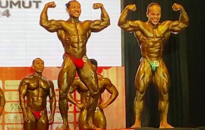 Iwan Samurai (kanan) membuka keran medali emas Sumbar di arena cabor Binaraga PON 2024.