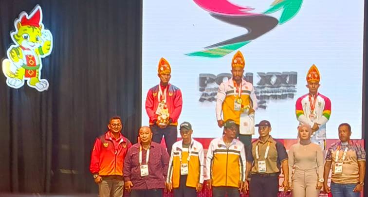 Binaragawan Sumbar Indra Mulyadi (podium kiri) memastikan sekeping medali perak di kelas 85 Kg.