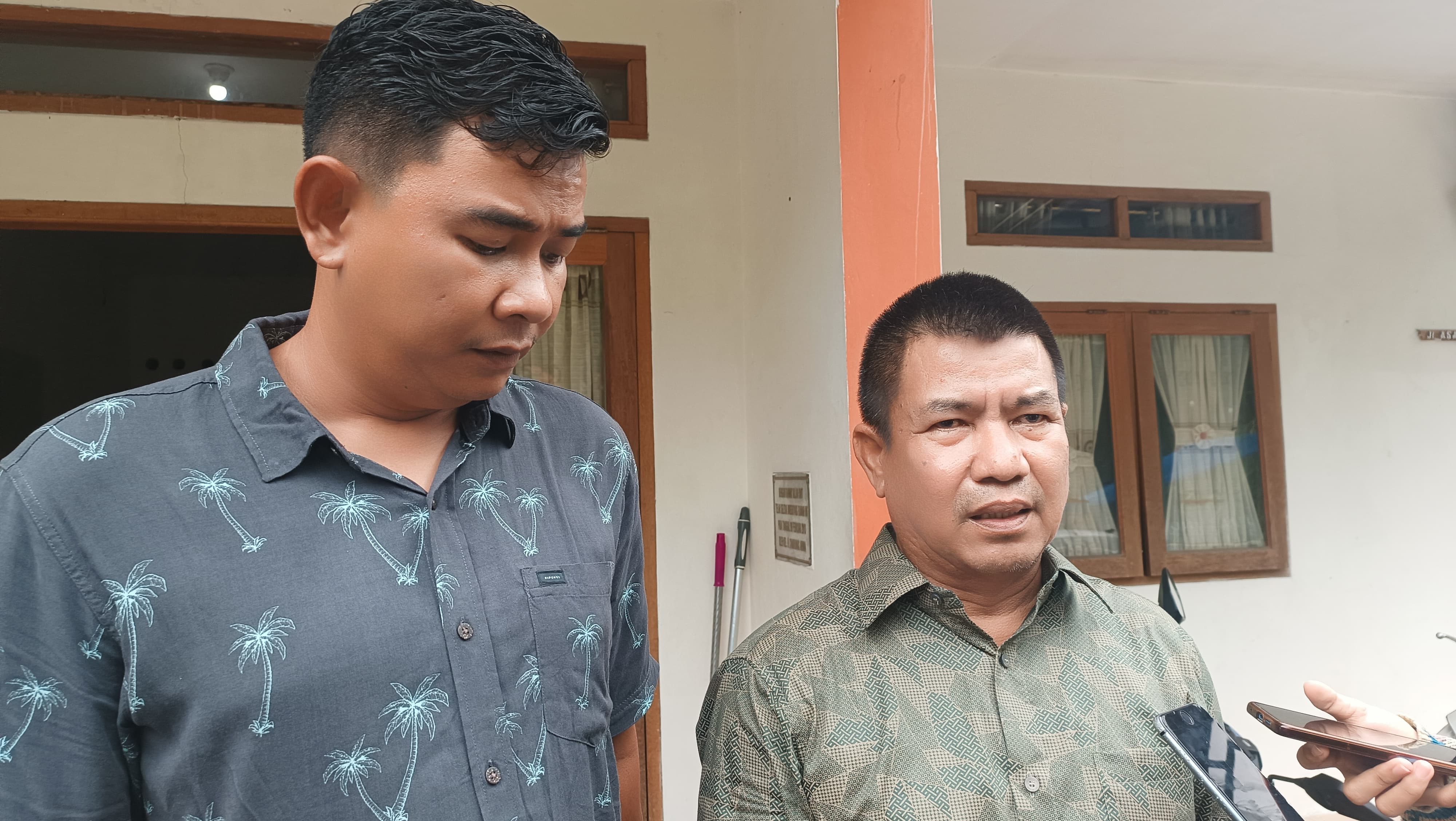 Kuasa Hukum, Zulkifli bersama korban, Beny Efendi menyampaikan persoalan mereka di hadapan awak media, Kamis (12/9).