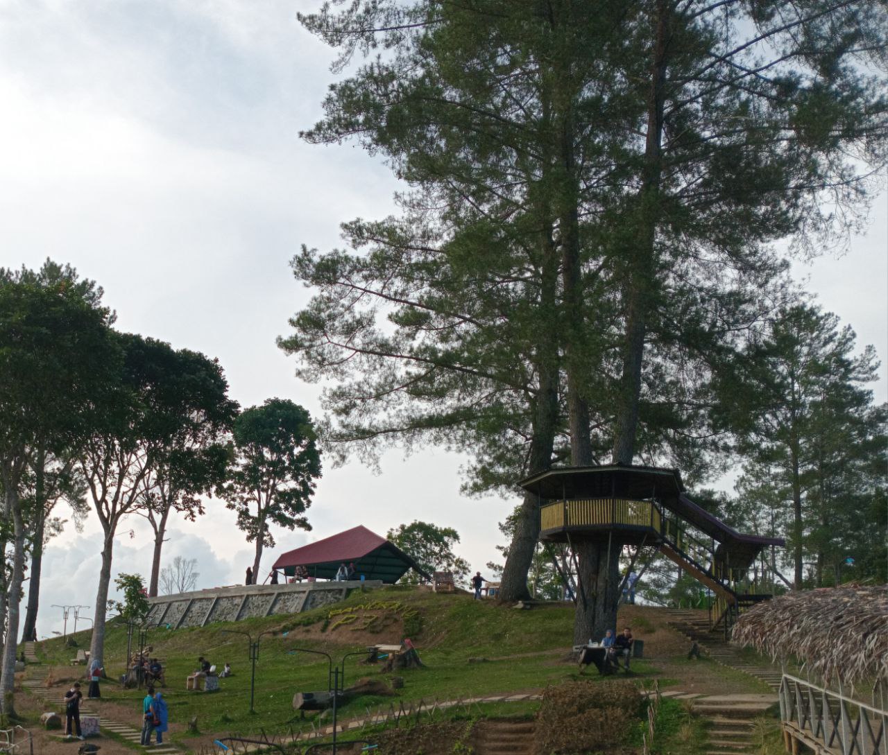 DIMINATI: Taman Wisata Panorama Baru di Kelurahan Puhun Pintukabun, Kecamatan Mandiangin Kotoselayan, Bukittinggi, ramai dikunjungi wisatawan, Rabu (11/9). (RIAN AFDOL/PADANG EKSPRES)
