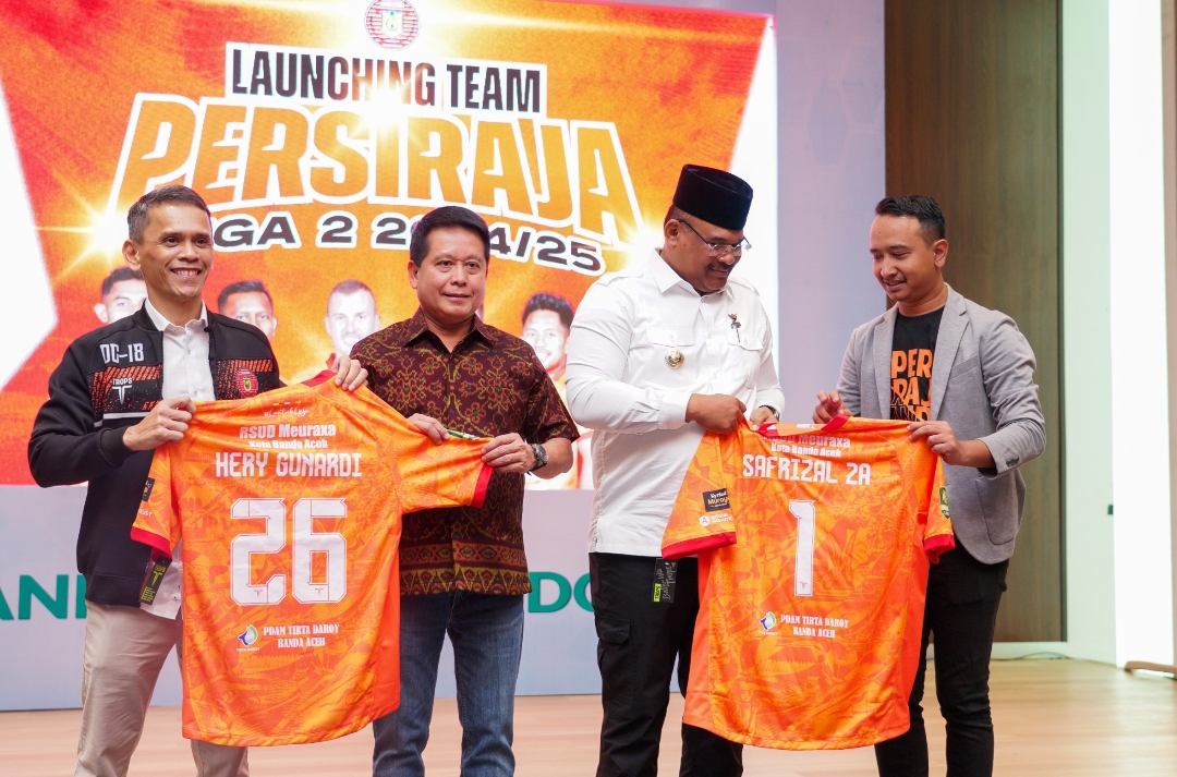 Direktur Utama BSI Hery Gunardi dan (Pj) Gubernur Aceh Safrizal menerima jersey dari Direktur Keuangan Persiraja Razami Dek Cut (kiri) dan Manajer Persiraja Ridha Mafdhul.