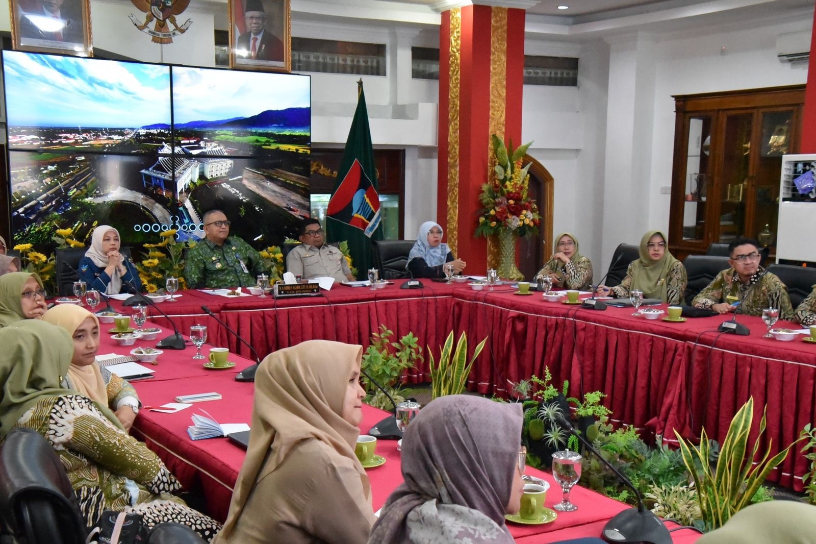 Pj Wako Padang Andree Algamar memimpin Rapat Evaluasi Kinerja BLUD RSUD dr. Rasidin Padang, di Gedung Putih Rumah Dinas Wali Kota Padang.