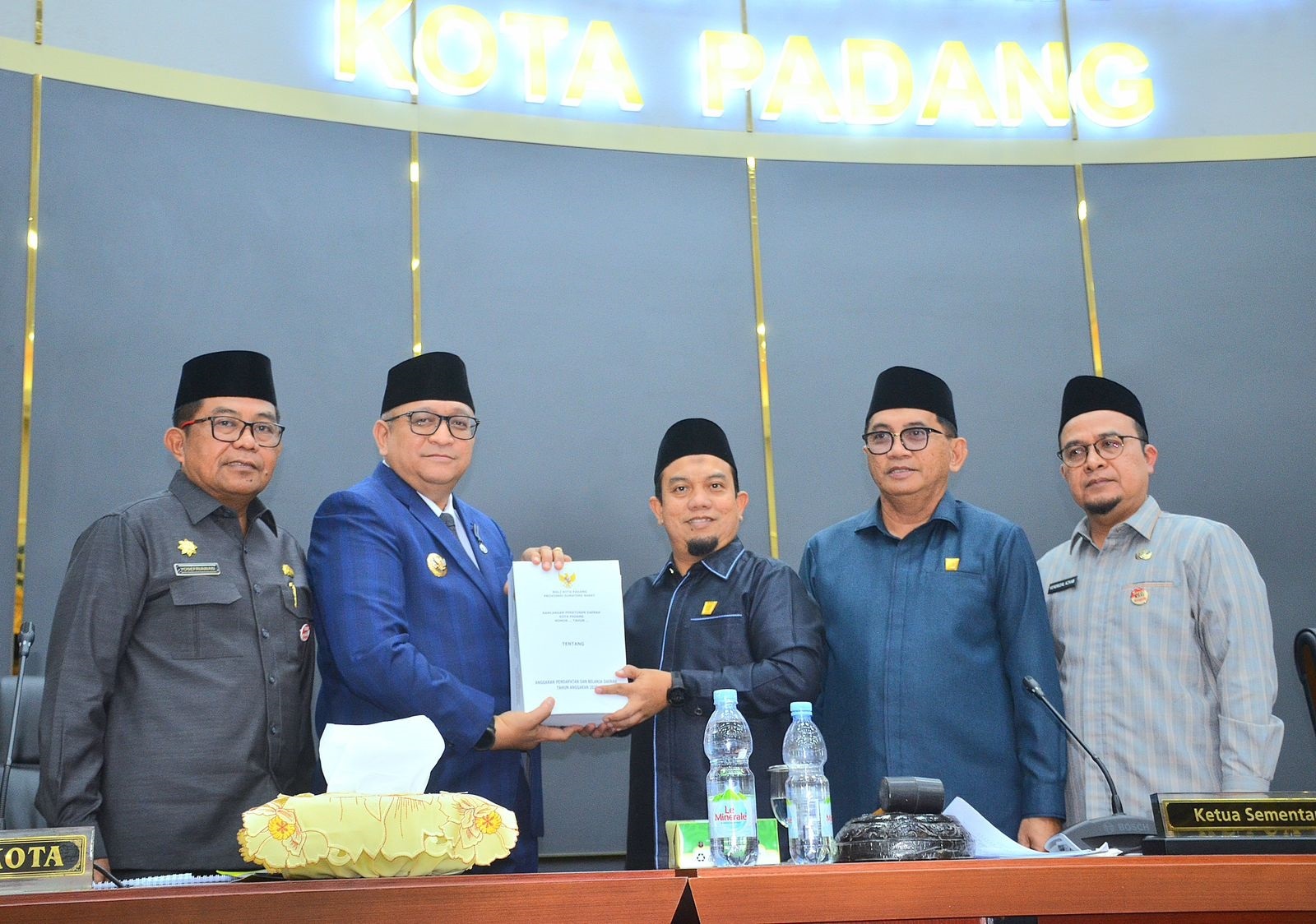 Pj Wako Padang Andree Algamar menyerahkan Nota Keuangan dan Ranperda Perubahan APBD 2024 kepada Ketua Sementara DPRD Muharlion, Jumat (13/9).