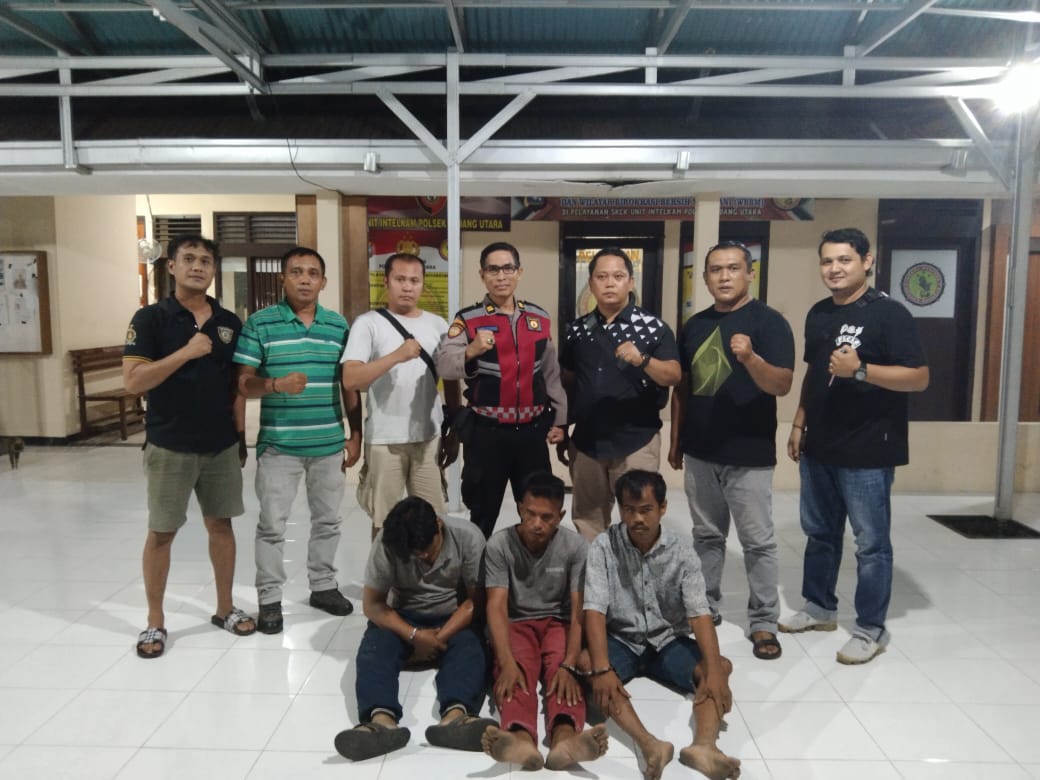 Tim Aligator Polsek Padang Utara saat meringkus tiga pria yang melakukan pesta sabu di dalam rumah, kawasan Dadok Tunggulhitam, Kecamatan Kototangah.